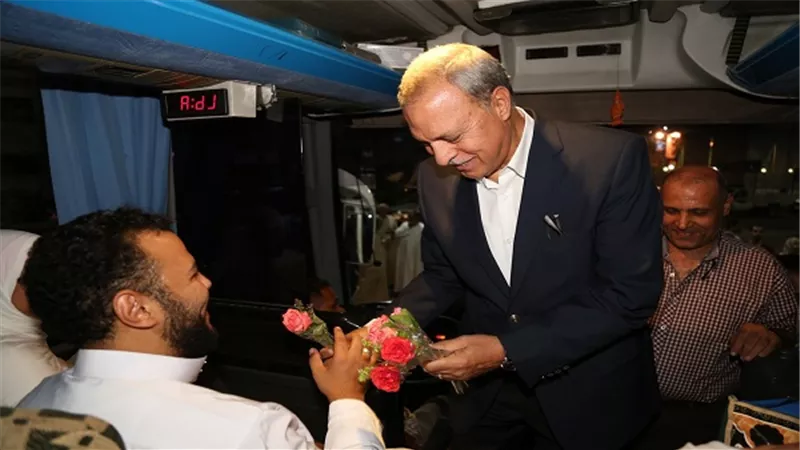 محافظ قنا يودع حجاج بعثة الجمعيات الاهلية
