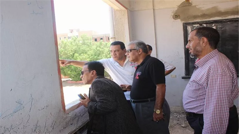 وكيل تعليم السويس يتفقد اعمال تطوير احدى المدارس.. ويوجه الشكرلشركة موانيء دبي لدعمها لمدارس المحافظة