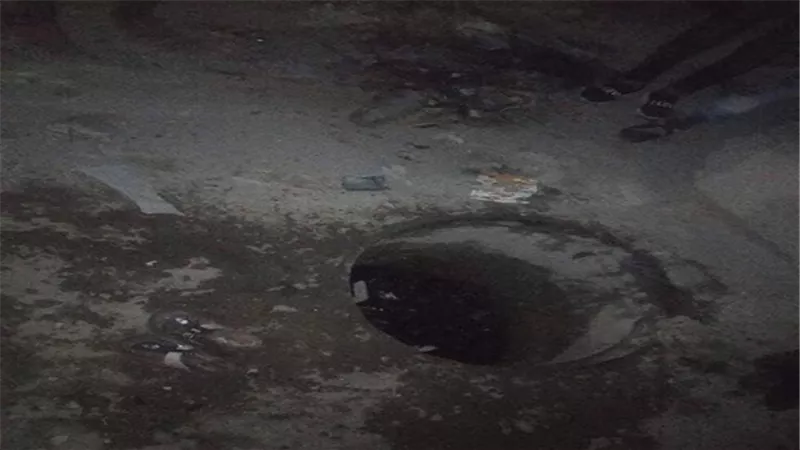 بعد مصرع طفلين فى بالوعة صرف صحى .. السوايسة يطالبون محافظهم بالرحيل