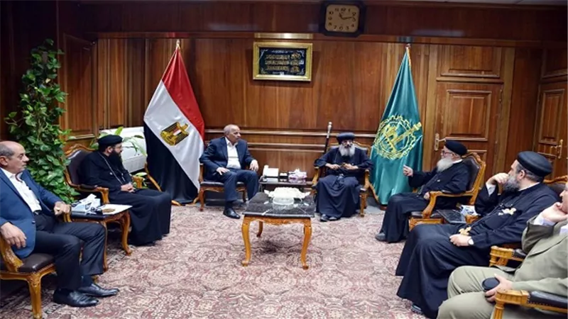 محافظ القليوبية يستقبل قساوسة القليوبية ووفد بيت العائلة المصرية لتقديم التهنئة بعيد الاضحى المبارك