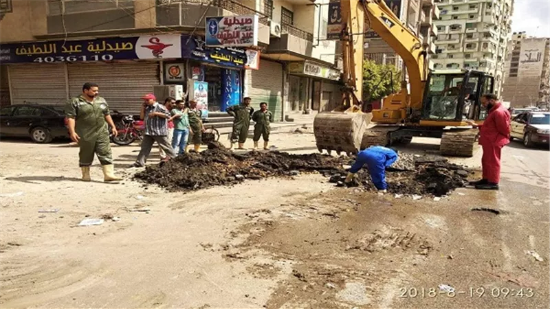 بالصور.. ازمة مرورية بسبب كسر بخط طرد الصرف الصحي بأحدى شوارع  المنصورة 