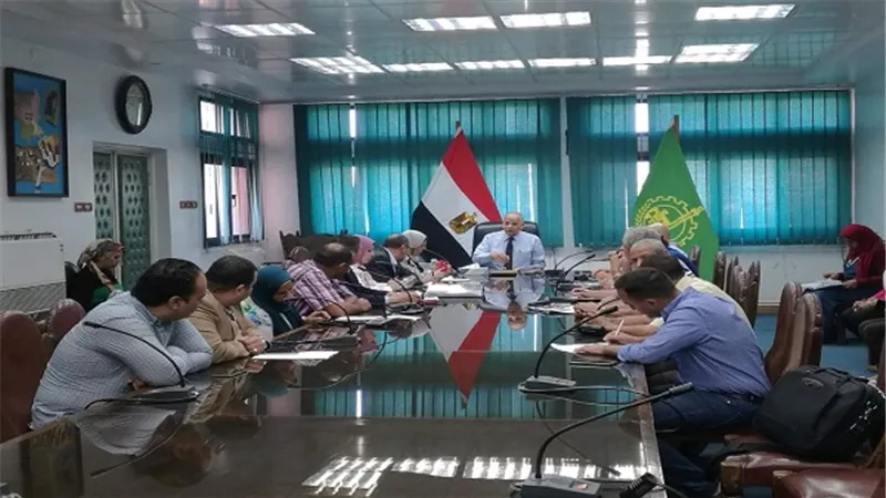 محافظ القليوبية يعقد اجتماع لمتابعة تنفيذ مشروع شارع مصر بالمحافظة