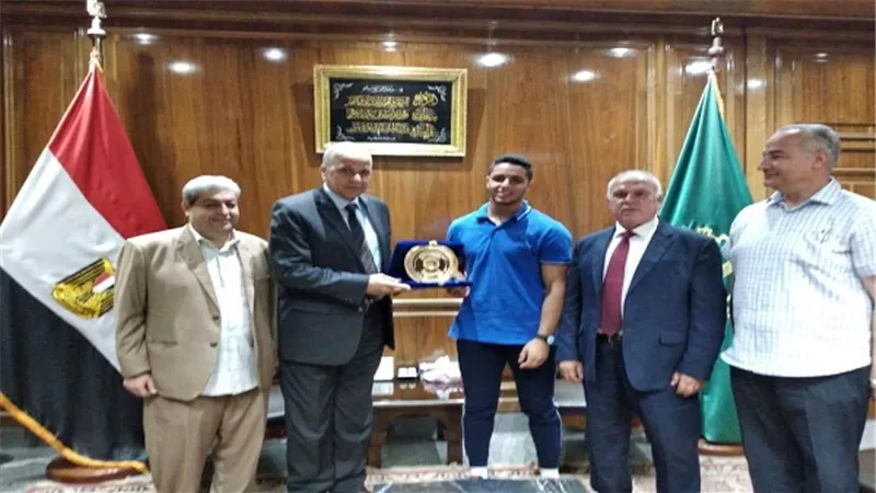 محافظ القليوبية يكرم اللاعب اسماعيل هلال