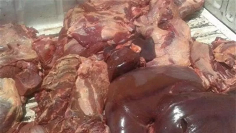 ضبط 592 كيلو جرام من اللحوم الفاسدة بحي الساحل 