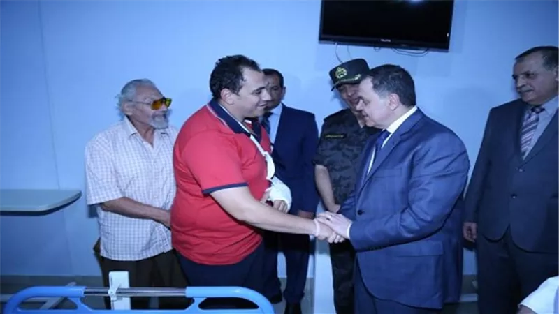 وزير الداخلية فى زيارة للمصابين بمستشفى الشرطة