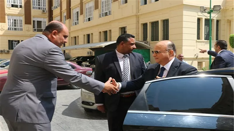 وصول اللواء خالد عبدالعال الي مكتبه بمحافظة القاهرة