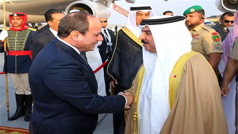 الرئيس السيسي يصل المنامة ويعقد جلسة مباحثات مع العاهل البحرينى