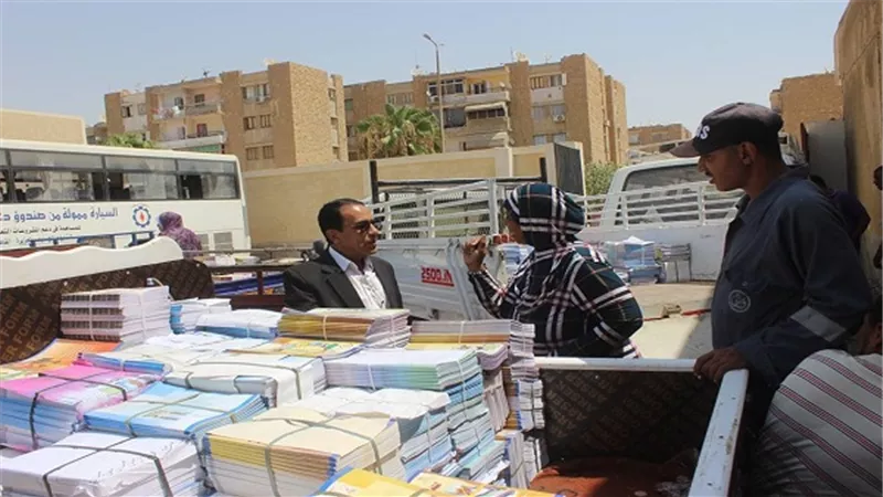وكيل تعليم السويس يتابع عمليات تسليم الكتب المدرسية للمدارس