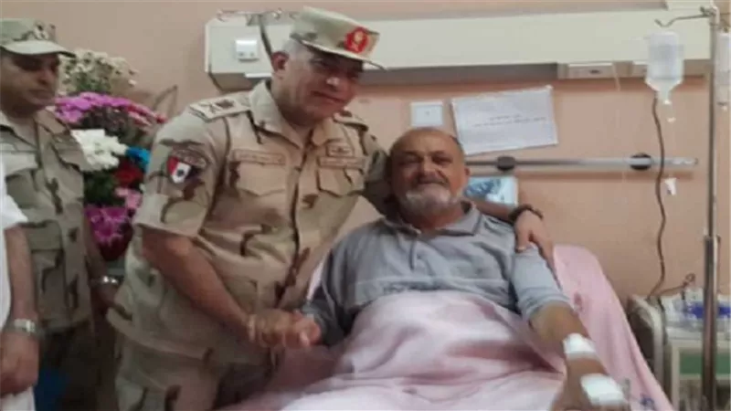 قائد الجيش الثالث يزور الفدائى محمود عواد بالمستشفى العسكرى