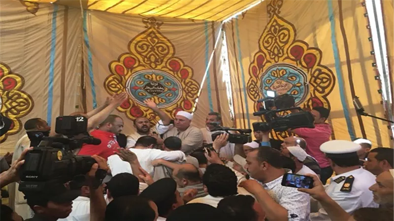 الليلة.. طارق علام يقدم تغطية خاصة لأكبر صلح بين عائلتين بالعياط ببرنامج هو ده