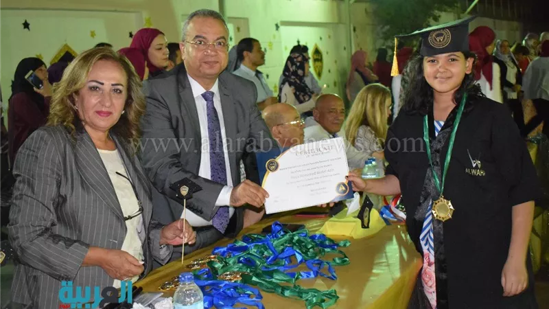 بالصور ..تكريم أوائل المرحلة الابتدائية بمدرسة الواحة الدولية