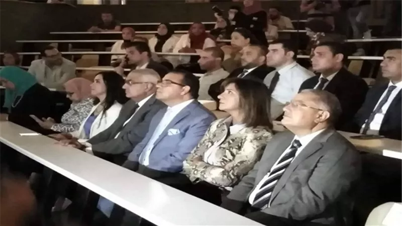 بالصور.. نبيلة مكرم في زيارة مركز الكلي بجامعة المنصورة