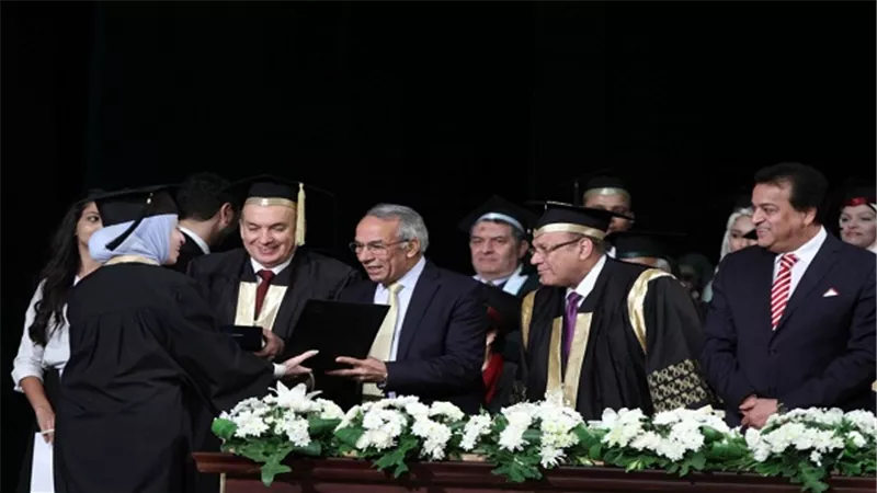 بالصور.. وزير التعليم العالى ومحافظا شمال وجنوب سيناء وحسن راتب باحتفالية جامعة سيناء بخريجى العام الحالى 