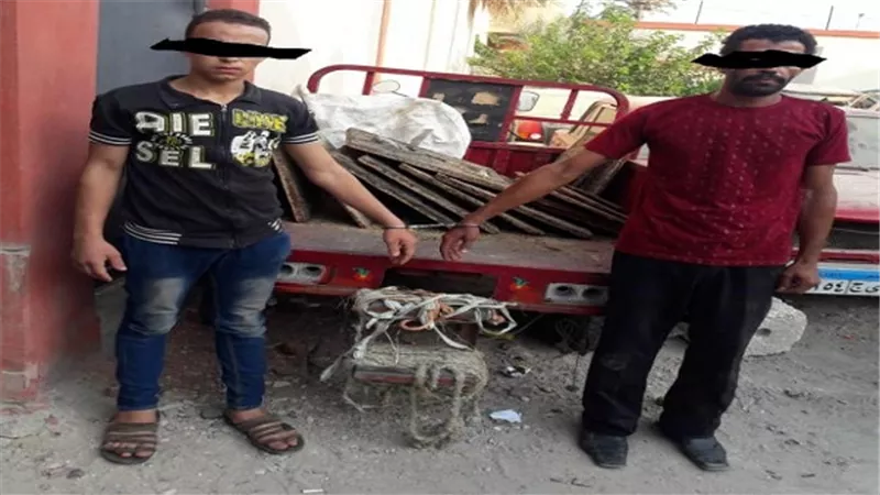 نيابة السويس تحبس لصان قاما بسرقة اغطية بالوعات للصرف الصحى