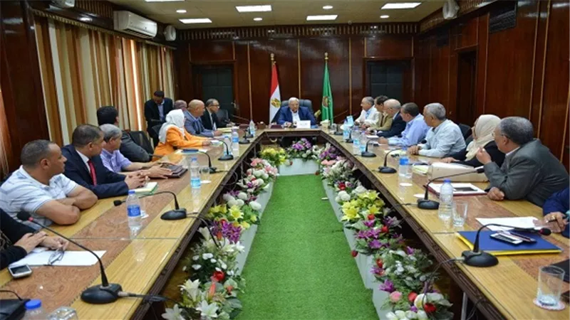 بالصور.. محافظ الدقهلية يعقد اجتماعا مع مسئولي لجنة وزارة التخطيط والإصلاح الاداري  