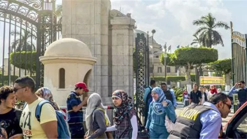 البناطيل المقطعة والأعمال السياسية.. هنا قائمة الممنوعات في الجامعات المصرية: 