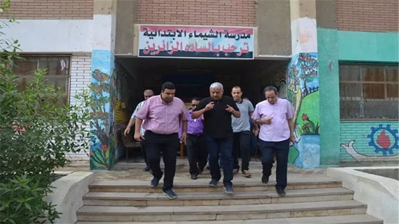 بالصور.. محافظ السويس يواصل تفقدة لمدارس المحافظة استعدادا للعام الدراسى الجديد