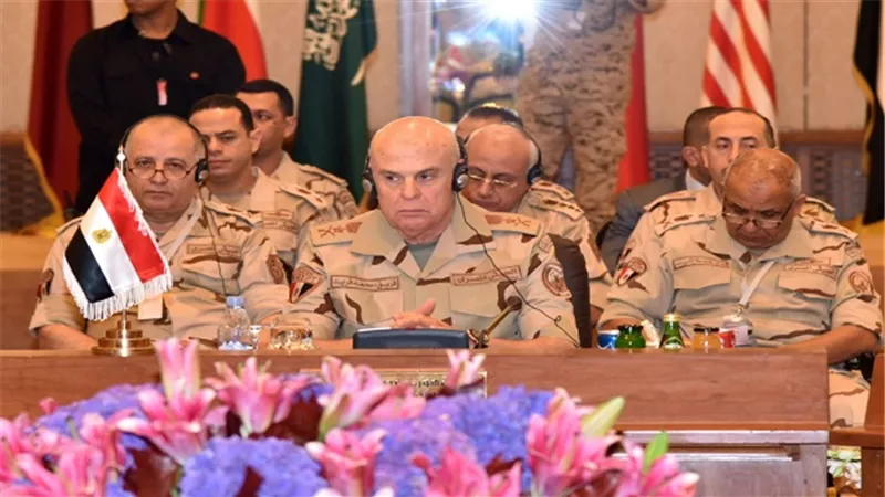 الفريق محمد فريد يعود من الكويت بعد مشاركته فى إجتماع رؤساء أركان دول مجلس التعاون الخليجى 