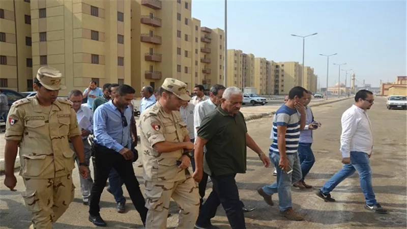 بالصور.. محافظ السويس يتفقد مدينة الشيخ خليفة بن زايد