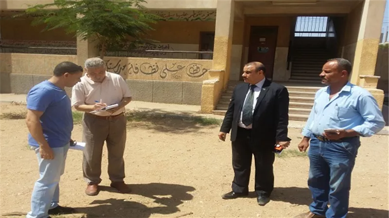 سلامه يتفقد مدارس ادارة قها 
