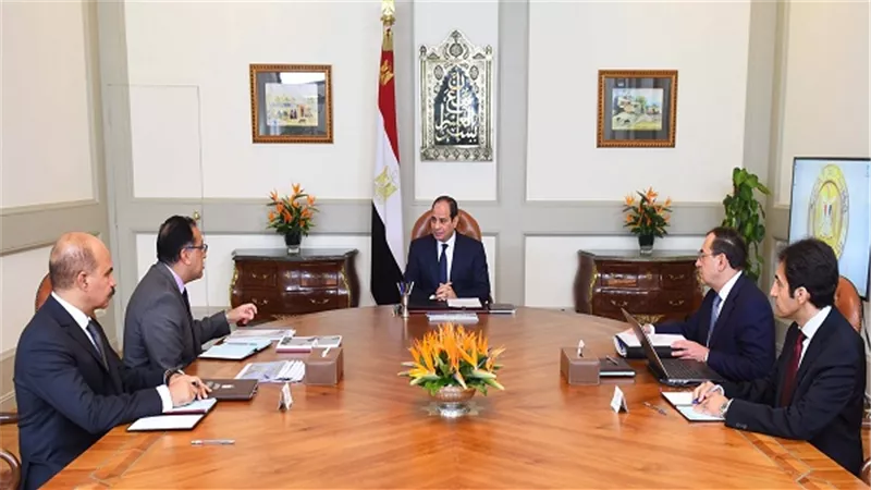 الرئيس السيسي يجتمع مع رئيس مجلس الوزراء ووزير البترول
