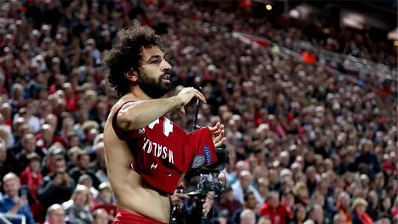 محامون محمد صلاح.. الفرعون يقع في أزمة بعد مباراة باريس سان جرمان.. وهؤلاء دافعوا عنه