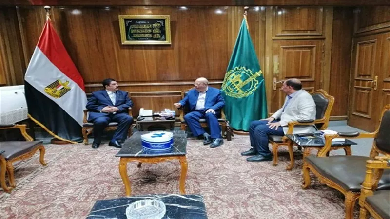 محافظ القليوبية يناقش الإجراءات التنفيذية للقضاء على فيروس سى