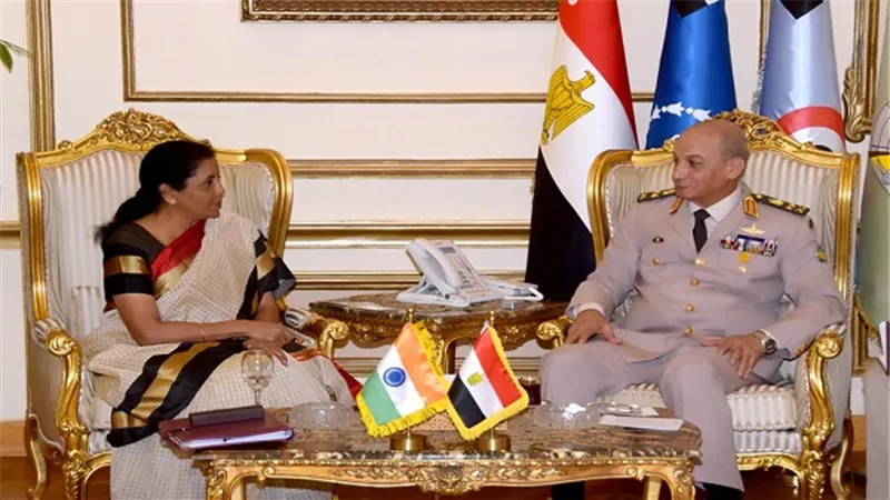 وزير الدفاع والإنتاج الحربي يستقبل وزيرة دفاع الهند
