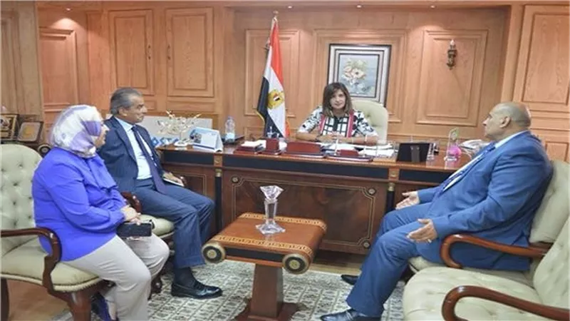  وزيرة الهجرة تلتقي رئيس الجالية المصرية بروسيا 