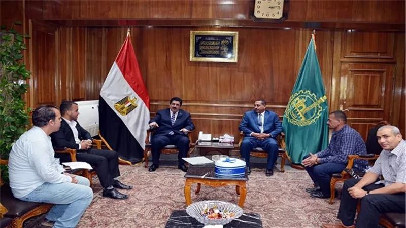محافظ القليوبية يلتقي بشباب قرية البرادعة ويعدهم بحل مشكلة الصرف الصحي 