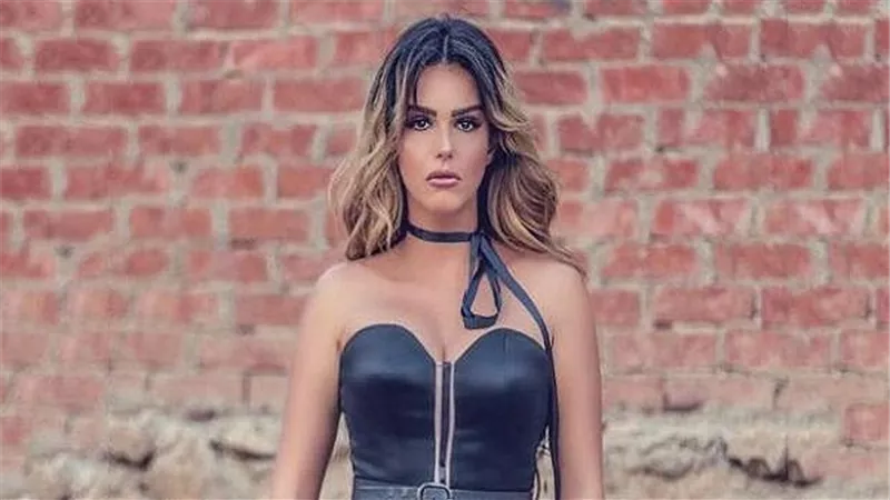 تكريم دنيا عبد العزيز في مهرجان همسة الدولي للآداب والفنون