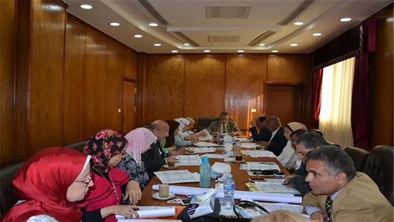 الدراسات العليا بجامعة السويس يعقد اجتماعا لمناقشة عدد من الموضوعات