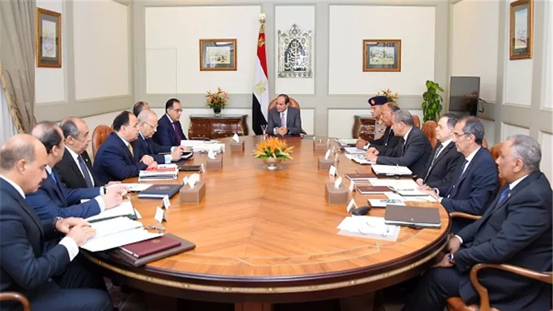 الرئيس السيسي يجتمع مع رئيس الوزراء ومحافظ البنك المركزى وعدد من الوزراء 