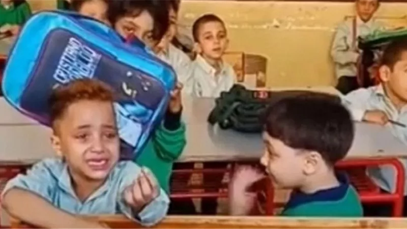 الطفل الباكى.. 