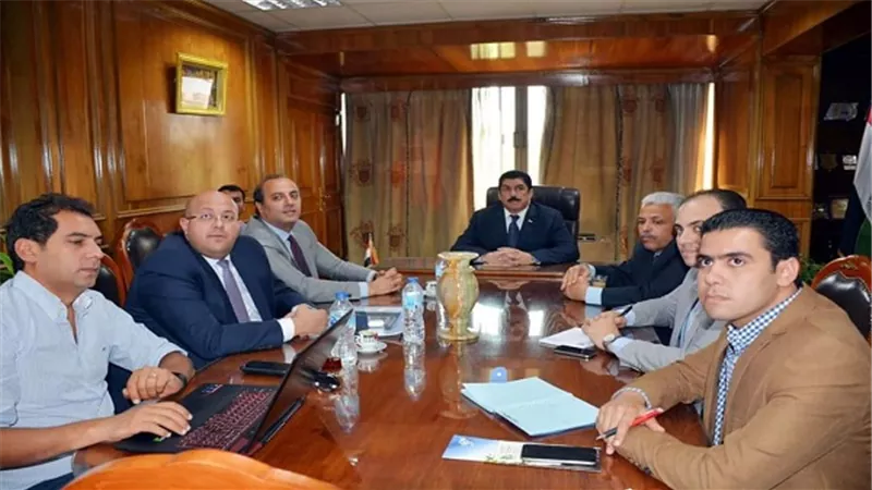 محافظ القليوبية يناقش إنشاء مشروع على غرار شارع مصر بمنطقة الفلل ببنها