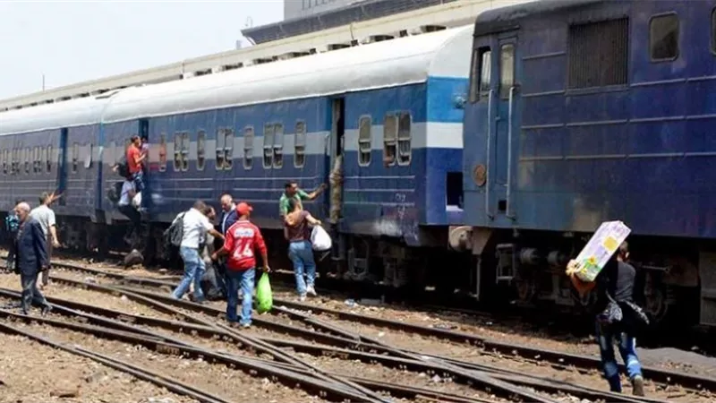 قطار قمح يخرج عن القضبان في إمبابة