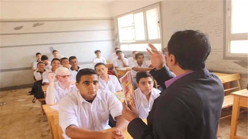 وكيل تعليم السويس يتفقد السلام الثانوية ويلتقى بطلاب المدرسة