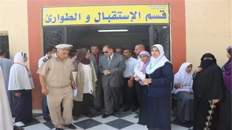 بالصور محافظ الفيوم يزور مستشفى أبشواى للاطمئنان على حالة طالبات مدرسة العجميين