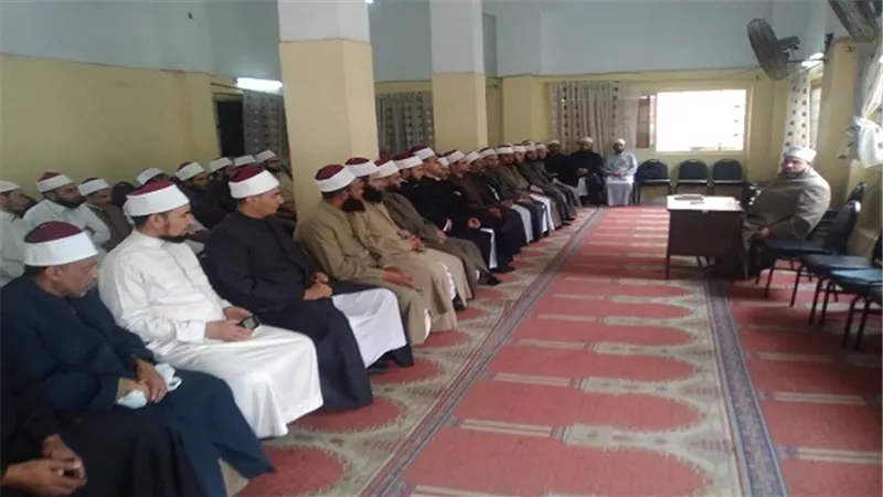 وكيل أوقاف السويس يشدد على ائمة المحافظة بالالتزام بالزى الازهرى