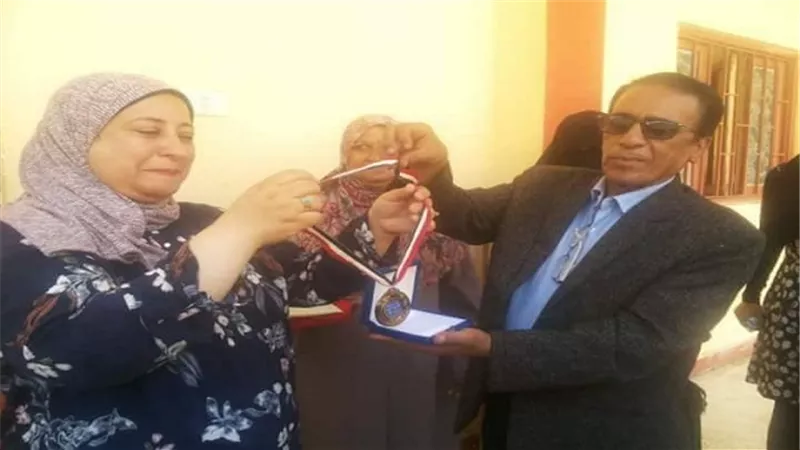 وكيل تعليم السويس يكرم خالد وضحى كأفضل مديرومديرة لمدرسة فنية وثانوية