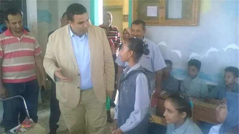 بالصور.. نائب محافظ السويس  فى جولة تفقدية بمدارس القطاع الريفي