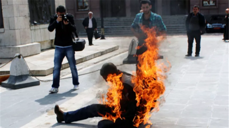 شخص يشعل النار في نفسه بسبب خلافات عائلية بالدقهلية