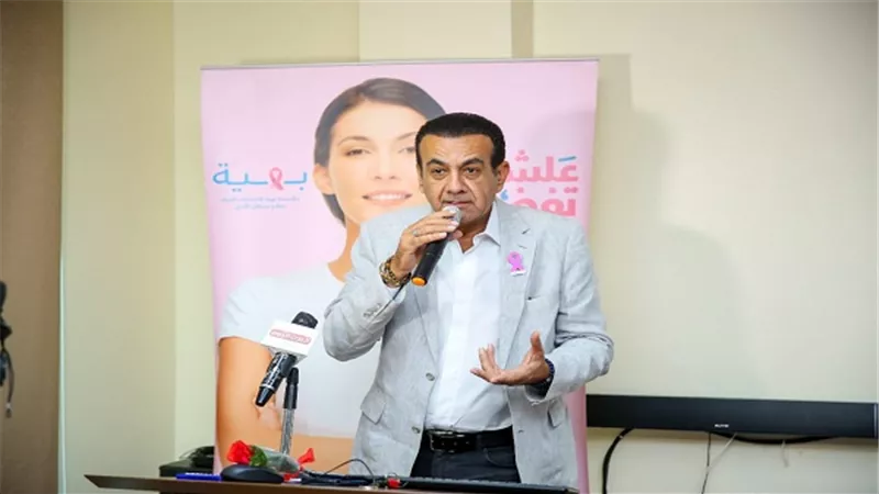 بالصور.. أسامة منير يشارك بإستقبال السيدة رقم 60 الف فى رحلة الكشف عن سرطان الثدى في مستشفى بهية