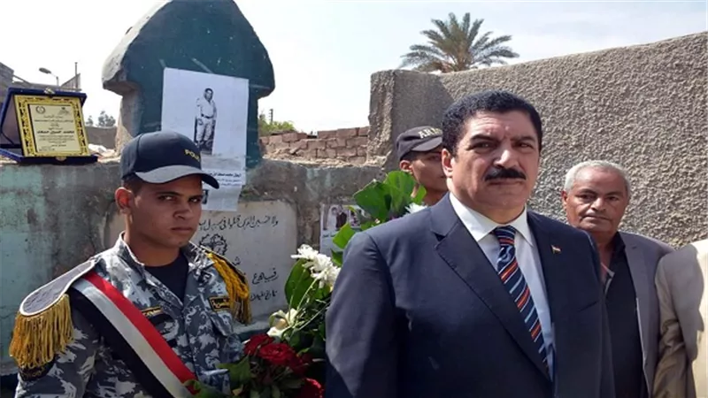 محافظ القليوبية.. يزور قبر أول شهيد قوات مسلحة في حرب أكتوبر بقرية سنديون بقليوب