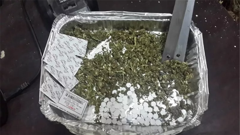 إحباط محاولة تهريب أقراص ومواد مخدرة لأحد المحتجزين بالقسم 