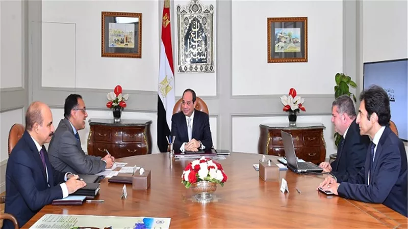 الرئيس السيسي يلتقي مع رئيس مجلس الوزراء ووزير قطاع الأعمال العام