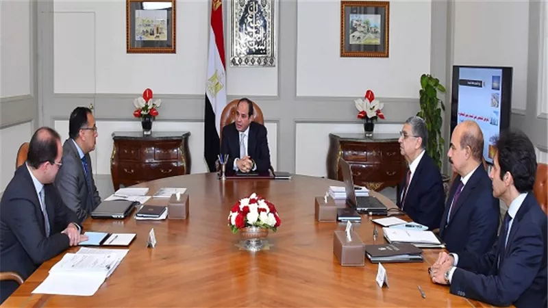 الرئيس السيسي يجتمع مع رئيس الوزراء ووزير الكهرباء ونائب وزير المالية