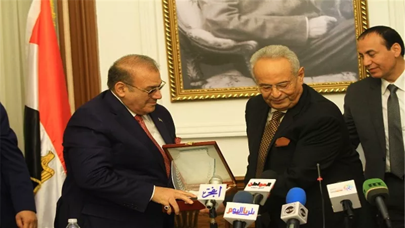 أبوشقة يُهدى درع الوفد لحسن راتب ويؤكد : قدم مشروعات لا ينكرها إلا جاحد