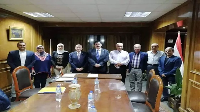 مرزوق يجتمع باعضاء اللجنة المشكلة من نقابة المهندسين لعرض تقرير عن حالة المنزل المتصدع بقرية الشوبك بشبين القناطر
