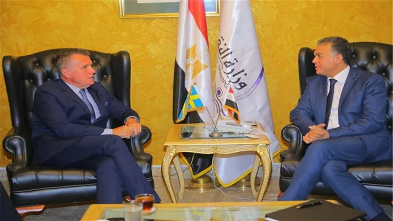وزير النقل يلتقي سفير السويد لبحث سبل التعاون في مجالات النقل المختلفة